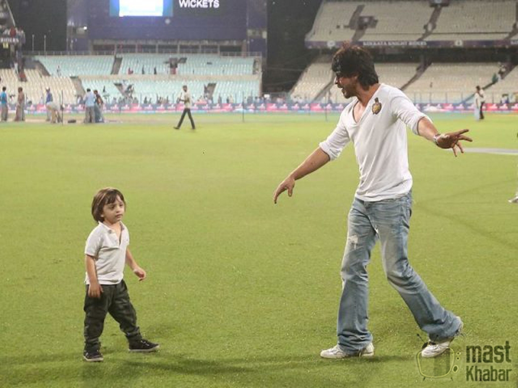 SRK-with-abram-khan-on-playing-ground